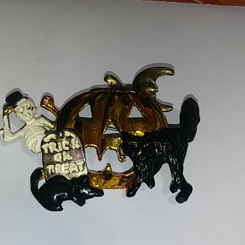 Halloween pin